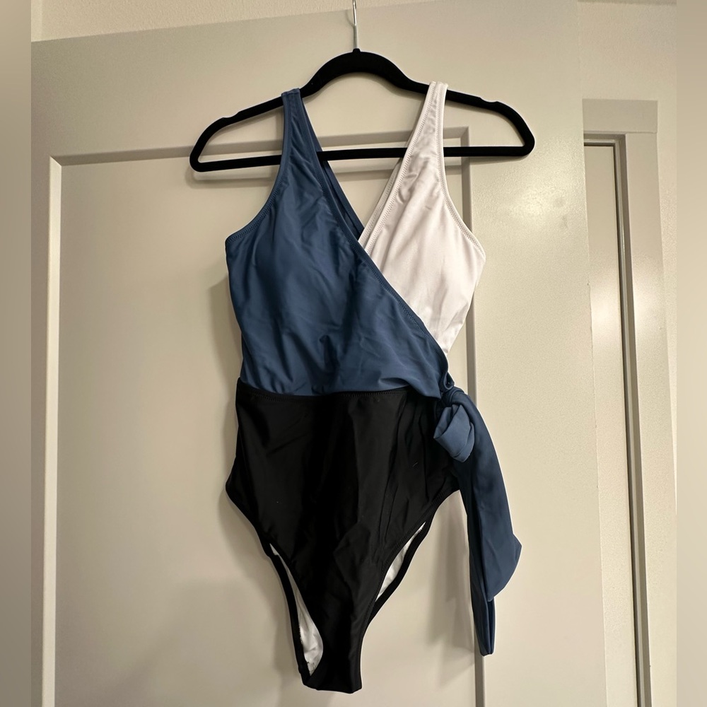 Cupshe Large one-piece swimsuit, never worn. Tags still attached.